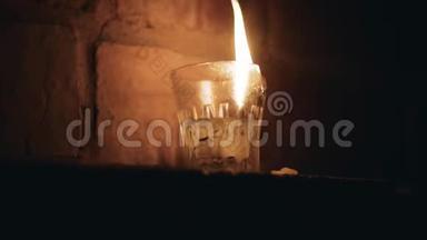 蜡烛在<strong>一个小玻璃</strong>堆里燃烧。 很漂亮的蜡烛。